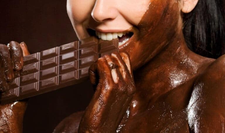 チョコを食べる女性