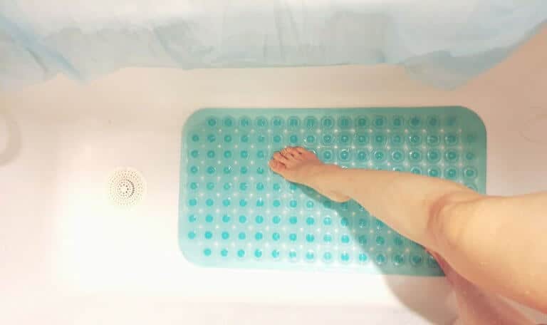 女性の足とお風呂