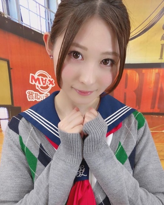 飛鳥りんの制服姿