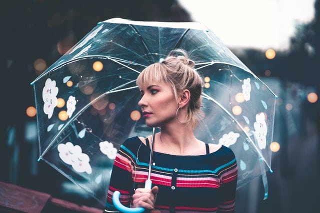 傘をさす女性の画像